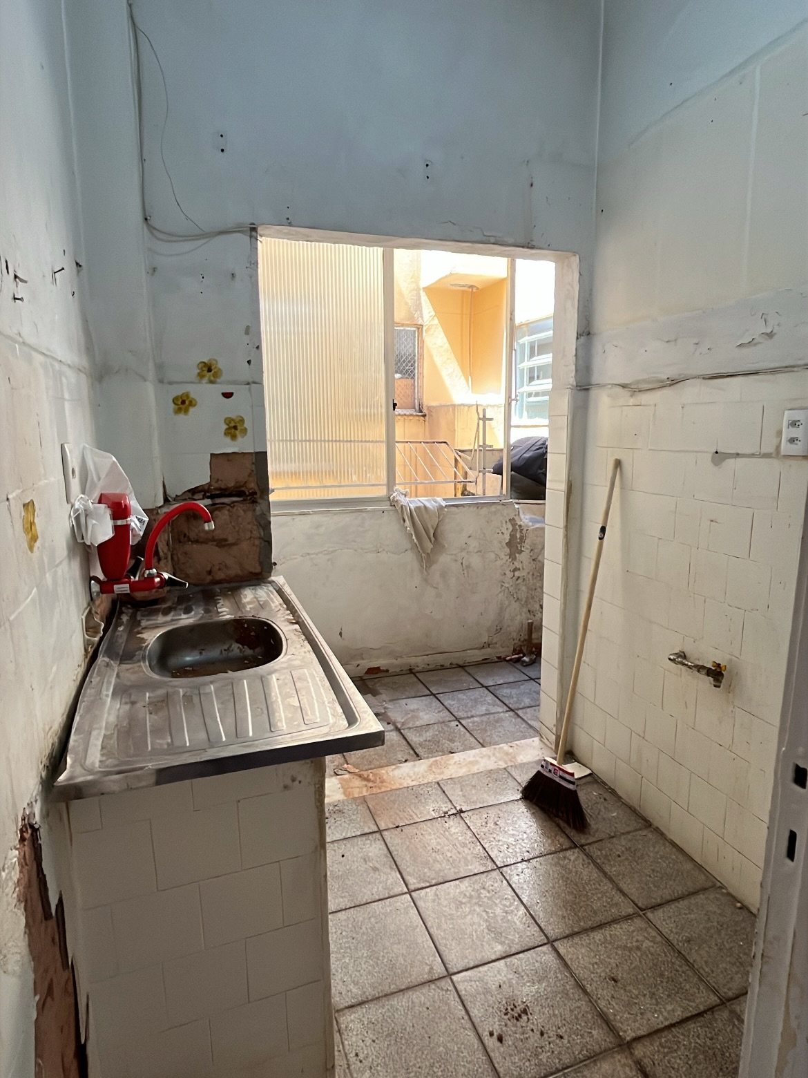 Cozinha do Ap 1005 antes: azulejo antigo e pia de inox