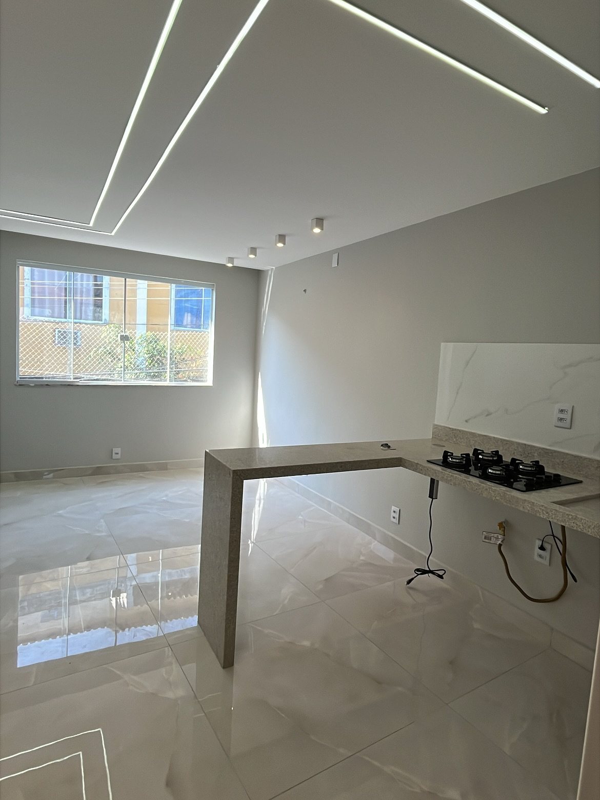 Residência 236: sala e cozinha integradas com sanca de LED